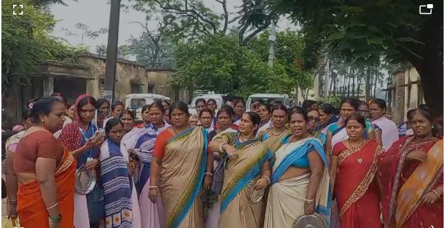 Asha workers protested for the demand of honorarium