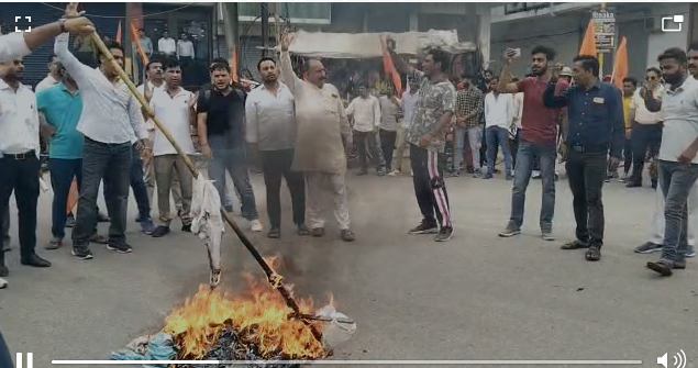 Bajrang Dal burnt the effigy of Jihadis, raising slogans