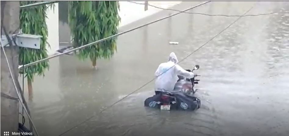 Heavy rain wreaks havoc, roads of Gomti Nagar become canals