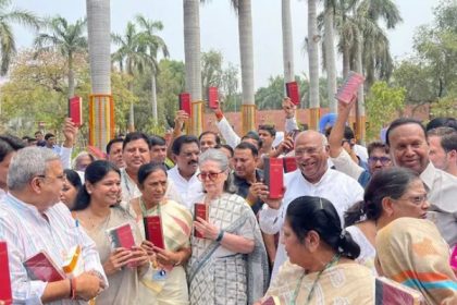 INDIA' alliance reached Parliament with a copy of the Constitution