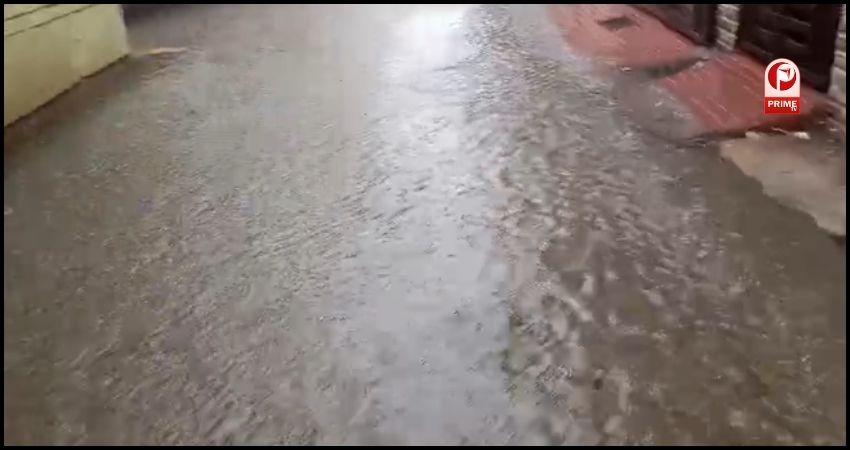 नालियों से पानी बाहर आकर सड़कों पर फैल रहा