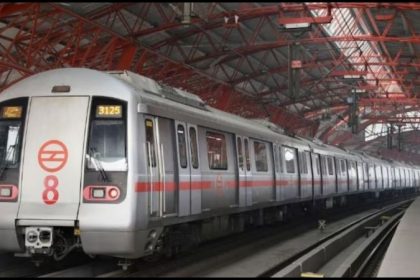 Delhi Metro में प्रेमी जोड़े की आपत्तिजनक हरकत का वीडियो हुआ वायरल