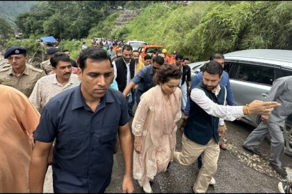 Himachal Pradesh के बाढ़ प्रभावित क्षेत्रों का Kangana Ranaut ने किया दौरा