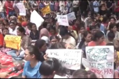 Kolkata Medical College में महिला डॉक्टर की हत्या मामले में विरोध प्रदर्शन जारी...12 अगस्त को हड़ताल का ऐलान