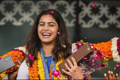 Paris Olympics 2024 में भारत को पहला पदक दिलाने वाली Manu Bhaker का दिल्ली एयरपोर्ट पर भव्य स्वागत