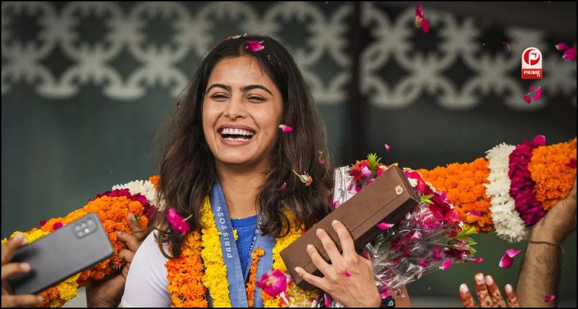 Paris Olympics 2024 में भारत को पहला पदक दिलाने वाली Manu Bhaker का दिल्ली एयरपोर्ट पर भव्य स्वागत