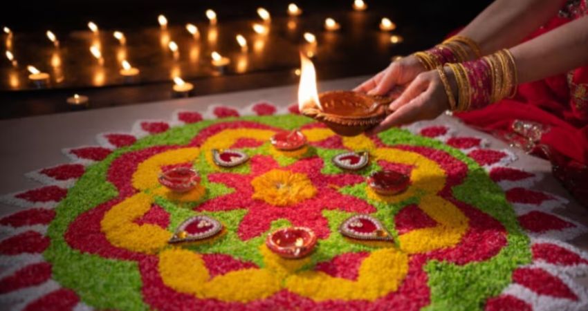 दिवाली पर आप भी घर पर रंगोली (Rangoli) बनाते हैं