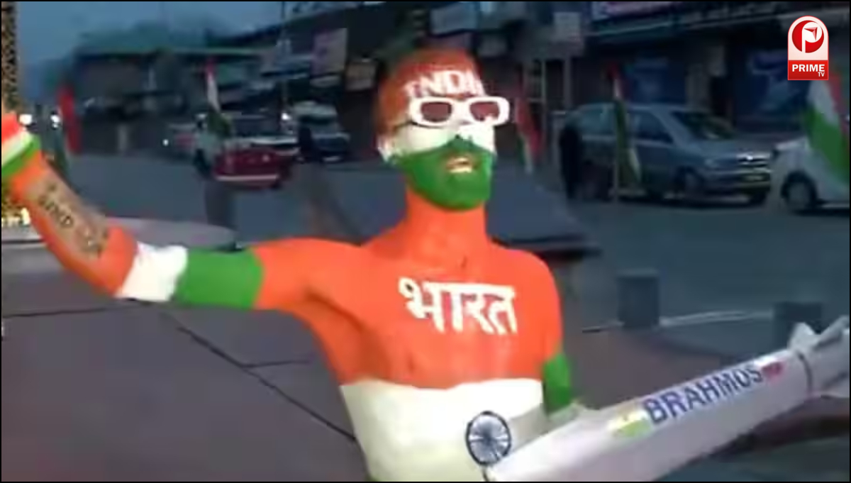 श्रीनगर में तिरंगे के रंग में रंगा पर्यटक