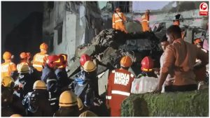 चार मंजिला इमारत गिरने से मचा हड़कंप