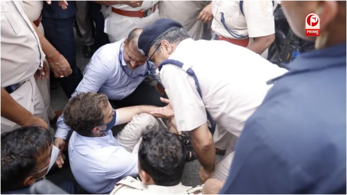 राहुल गांधी को पुलिस ने पकड़ा, अखिलेश यादव भी हटाए गए