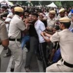 बैरिकेडिंग तोड़ आगे बढ़े CJP कार्यकर्ता
