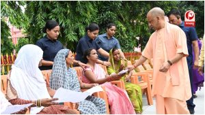 गुरु पूर्णिमा पर जनता के बीच पहुंचे CM योगी