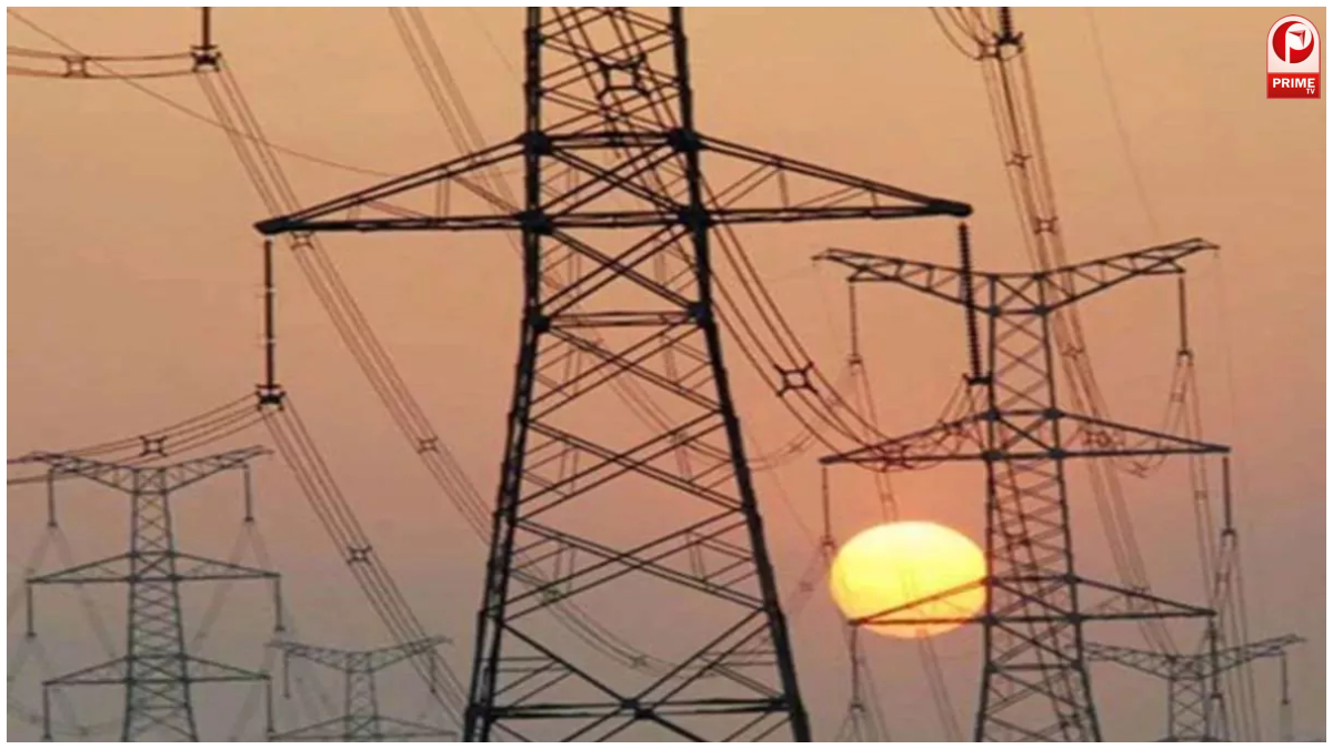 कम मुआवजे से नाराज किसान हाईटेंशन टावरों पर चढ़े