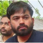 प्रदर्शन के बीच अभिजीत दीपके ने पिता से क्यों कही ये बात?