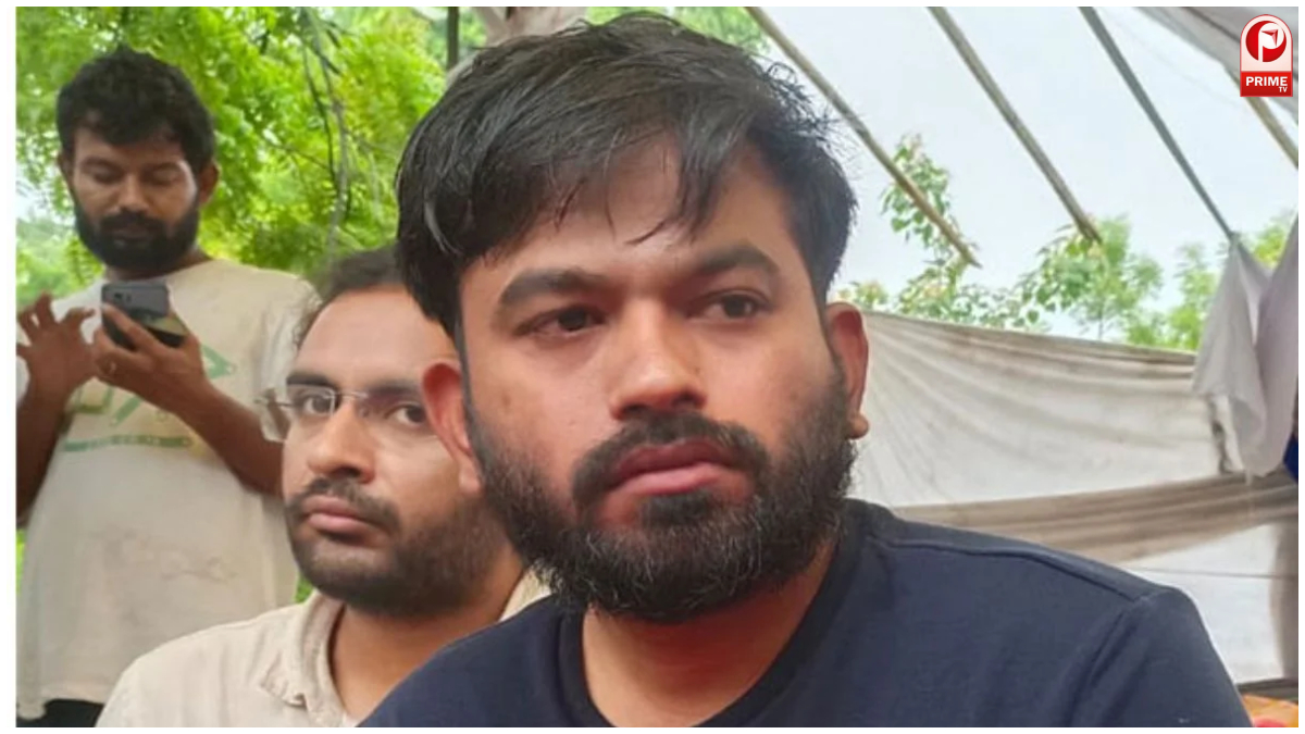 प्रदर्शन के बीच अभिजीत दीपके ने पिता से क्यों कही ये बात?