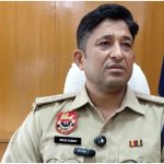 AK-47 दिखाते नजर आए CIA इंचार्ज