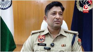 AK-47 दिखाते नजर आए CIA इंचार्ज