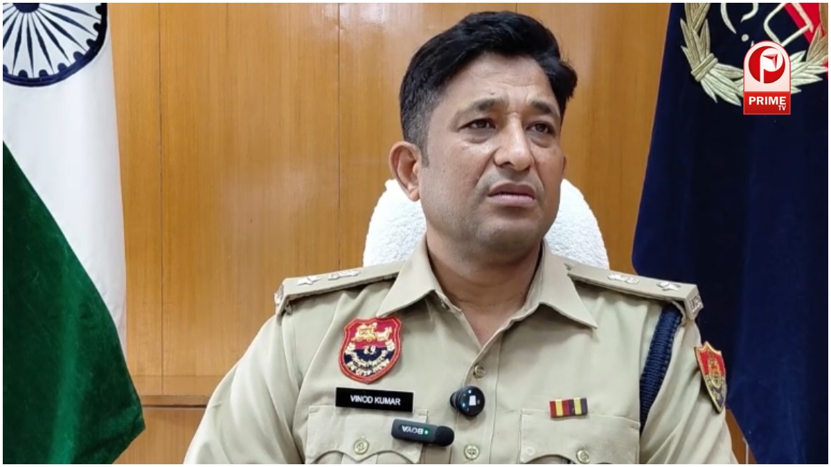 AK-47 दिखाते नजर आए CIA इंचार्ज