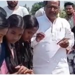 बच्चों ने बस्ती में विधायक का काफिला रोका