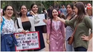 DU की छात्राओं ने क्यों निकाला ‘हम औरतें आजाद हैं’ मार्च?