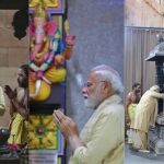 पीएम मोदी ने गणपति मंदिर में टेका माथा