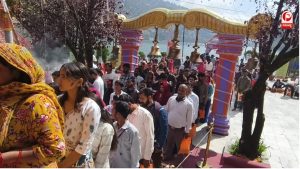 फूलों और झालरों से सजाए गए मंदिर