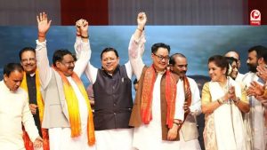 कलाकारों के साथ थिरके CM धामी, खुद बजाया ढोल