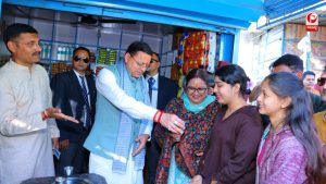 बच्चियों और स्थानीय नागरिकों से किया संवाद