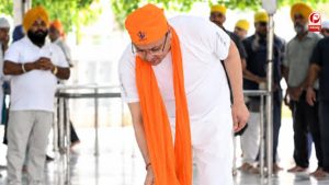 नानकमत्ता साहिब में सफाई करते दिखे CM धामी